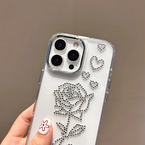 Dettaglio della cover trasparente per iPhone con rose e cuori in strass argento lucido