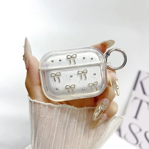 Dettaglio custodia AirPods Pro glitterata con fiocco argento e ciondolo di perla