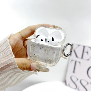 Dettaglio custodia AirPods Pro glitterata con fiocchi in metallo e anello laterale