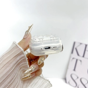 Dettaglio della custodia glitter per AirPods Pro con fiocco a rilievo e vista a mano