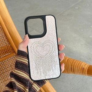 Details einer Luxus-Lederhülle für iPhone mit Strass-Herz und eleganten Fransen