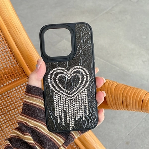 Details der Luxus-Lederhülle für iPhone mit Strass-Doppelherzen und langem Quasten-Design