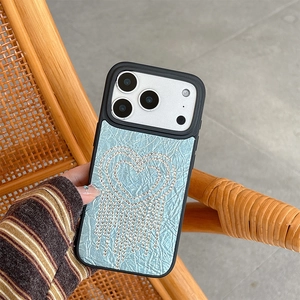 Nahaufnahme der hellblauen Lederhülle mit Strass-Herzen und hängenden Quasten für iPhone