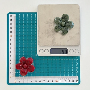 Detailed view of flower phone stand showing 19.0g weight and 40mm diameter size
