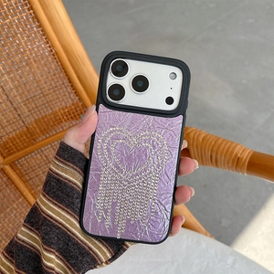 Detail der lila Lederhülle für iPhone mit Strass-Doppelherzen und Fransen-Anhänger