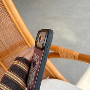 Detail der Premium Leder-iPhone-Hülle mit glitzerndem Strass-Herz auf lilafarbenem Grund