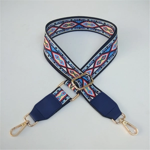 Tracolla etnica intrecciata con motivi geometrici blu e rossi e ganci metallici dorati
