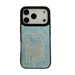 Minzgrüne iPhone Hülle aus Faltenleder mit Strass-Herz und modischem Quasten-Design