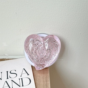 Détail du support de téléphone cœur rose avec paillettes et texture résine 3D brillante