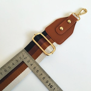 Bandoulière réglable rayée de 4cm avec crochets dorés et détails en cuir marron