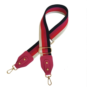 Bandoulière rayée réglable avec motif bleu marine rouge rose et boucles dorées