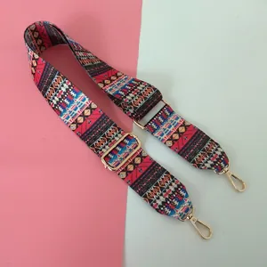 Détail de la bandoulière en nylon à motif ethnique avec boucles dorées réglables