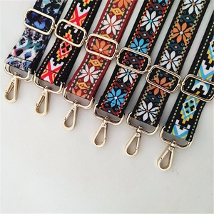 Primer plano de correas étnicas para bolsos con ganchos de metal dorado brillante