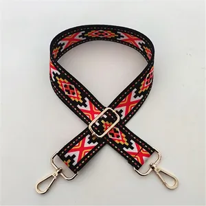 Detalle de la correa étnica con mosquetones de metal dorado y hebilla ajustable de bolso