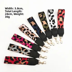 Dettaglio di cinturini da polso leopardati da 3,8 cm con moschettone per borse a mano