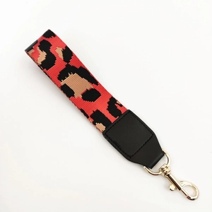 Cinturino da polso in nylon leopardato con pelle nera e moschettone dorato