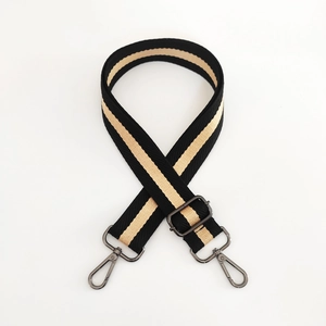 Bandoulière réglable en toile noire avec rayures beige et mousquetons en métal noir