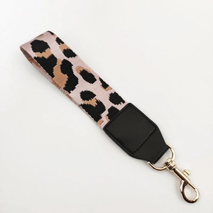 Dettaglio del cinturino leopardato in nylon con moschettone dorato per borse e chiavi