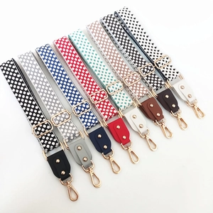 Détail de bandoulières larges réglables avec motif jacquard ethnique et boucles dorées