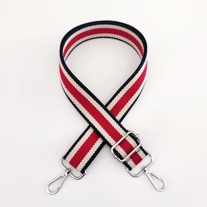 Détail de la bandoulière large rayée rouge et blanc avec mousquetons métalliques