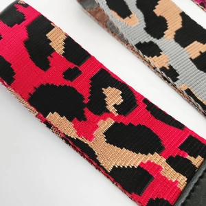 Cinturino da polso in nylon leopardato con trama intrecciata e accenti rossi