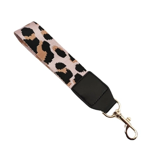 Tracolla per borsa con stampa leopardata, dettagli in pelle nera e ganci dorati lucidi