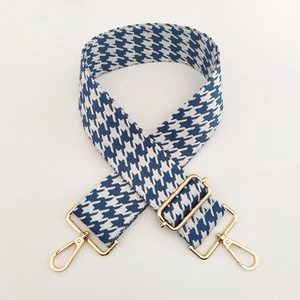 Verstellbarer blau-weißer Hahnentritt-Taschenriemen mit robusten goldenen Metallteilen