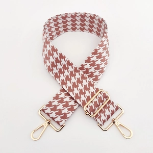 Detail eines verdickten Houndstooth-Webbands mit verstellbarer Goldschnalle und Karabiner