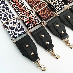 Detail of adjustable leopard print bag straps with high-quality gold metal buckles