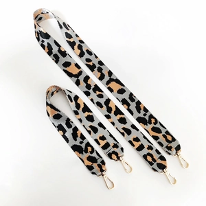 Leopard-Schultergurte Set mit goldfarbenen Metallkarabinern auf weißem Hintergrund