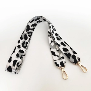 Detail eines grauen Ersatz-Taschenriemens mit Leopardenmuster und goldenen Karabinern