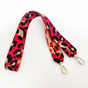 Nahaufnahme des Taschengurts mit Leopardenmuster, Rosa-Akzenten und goldenen Karabinern