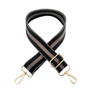 Détail de la bandoulière rayée réglable avec mousquetons dorés de haute qualité