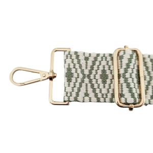 Détail de la bandoulière tissée à motifs losanges avec boucles en métal doré
