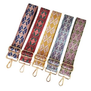 Details von fünf ethnischen Jacquard-Gurten mit Goldhaken und Rautenmustern