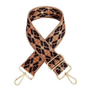 Detail eines geometrischen Jacquard-Taschenriemens mit Retro-Muster und Goldhaken