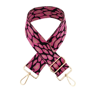 Détail de la sangle léopard rose avec jacquard et boucles métalliques dorées réglables