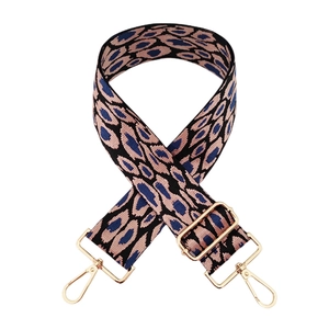 Détail de la bandoulière léopard réglable avec tissu haute densité et boucles en métal doré