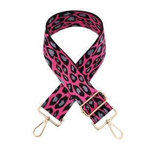 Détail de la bandoulière en nylon léopard avec crochets dorés et boucle réglable