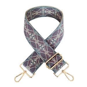 Detailaufnahme des Jacquard-Schultergurts mit Rautenmuster und Goldhaken