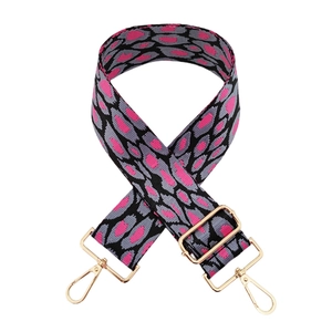 Détail de la bandoulière réglable en nylon léopard avec crochets en métal doré