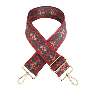 Details des bunten Jacquard-Gurtbands mit hochwertigen goldenen Metallkarabinern