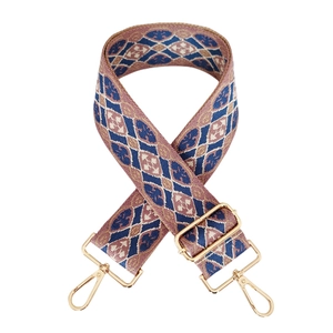 Detail der ethnischen Jacquard-Gurtband mit goldenen Metallhaken und Schnallen für Taschen