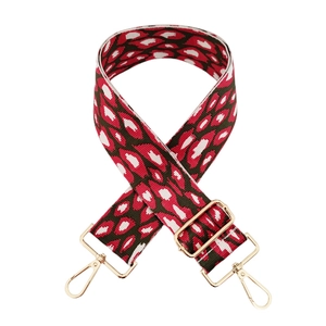 Détail de la bandoulière léopard jacquard de 5 cm avec boucles en métal doré pour sacs