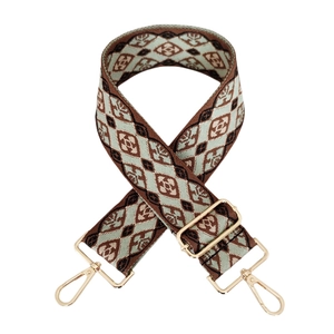 Makro-Detail des Jacquard-Schultergurts mit geometrischem Muster und Goldhaken