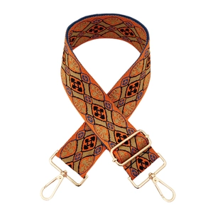 Nahaufnahme des geometrischen Jacquard-Musters auf dem breiten Taschenriemen aus Stoff