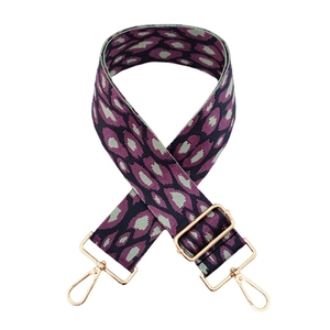 Détail d'une bandoulière tissée de 5 cm à motif léopard avec mousquetons en métal doré