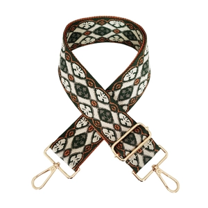 Detail von böhmischem Jacquard-Taschenriemen mit glänzend goldenen Metallbeschlägen
