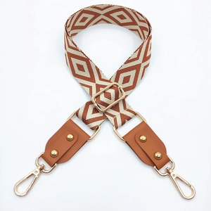 Détail de la bandoulière jacquard bohème avec cuir PU marron et fermoir mousqueton doré