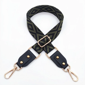 Détails de la bandoulière jacquard à losanges avec ferrures dorées et finitions cuir